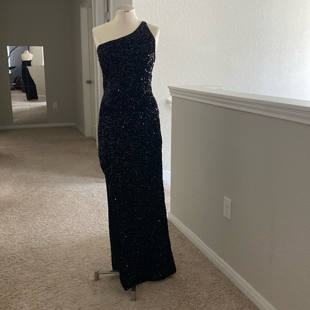 Beautiful evening gown size M lots of stretch comfy fully lined! NWOT perfect!